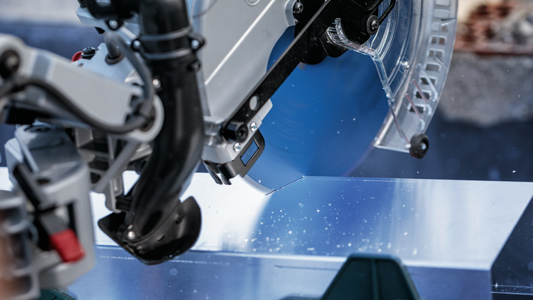 Ketassaag lõikab töökohal metalltala.