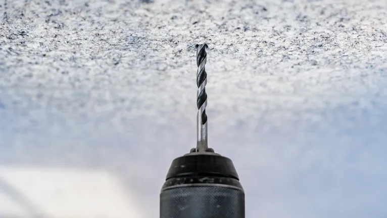 Akutrell betoonlage augu puurimiseks.