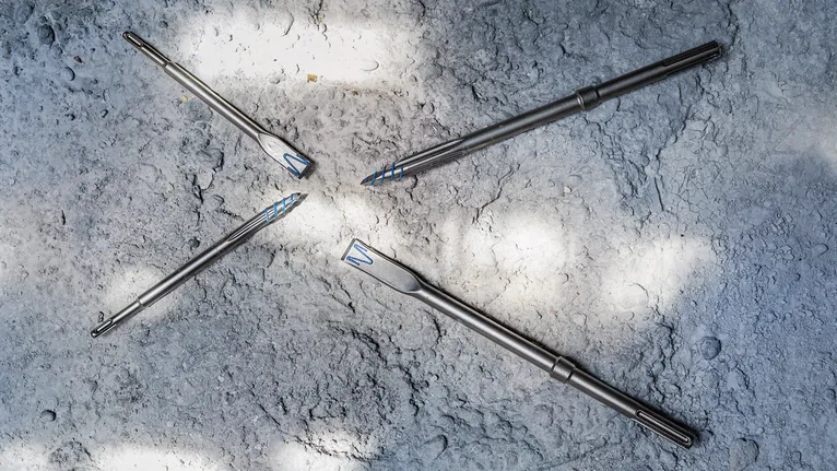 Neli metallpuuritera, mis on paigutatud karedale betoonpinnale.