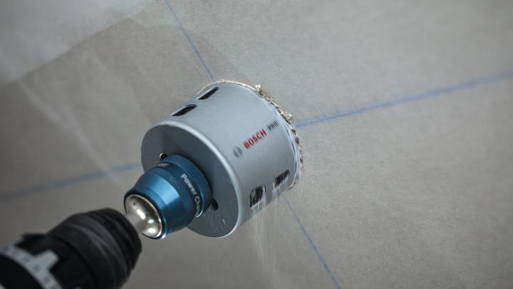 Augusaag puurib märgitud seinapinna.