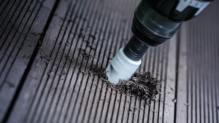 Augusaag puurib puidust terrassipinnale augu.