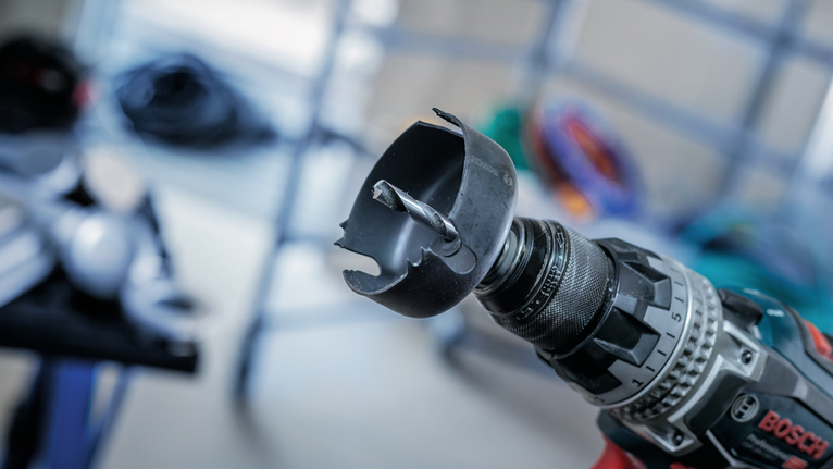 Augusae teekiga varustatud elektriline puur töökojas.