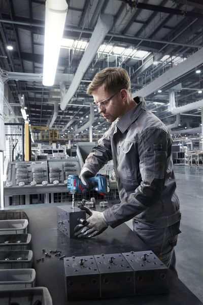 Llave de impacto Bosch ISR 18V-30 PHX en uso industrial.