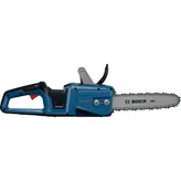 Motosierra inalámbrica Bosch GKE18V-30 para cortar madera.