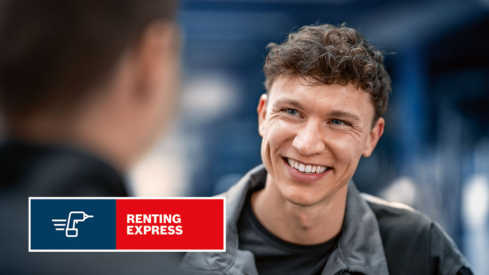 Un joven sonriente habla en un entorno de trabajo moderno.