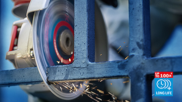 Una sierra circular Bosch corta una reja de metal, generando chispas brillantes.