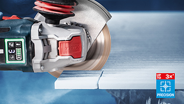 Una amoladora Bosch Professional corta una tabla blanca con precisión.