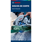 Una sierra circular Bosch Professional se utiliza para cortar madera, con un fondo azul y herramientas visibles.