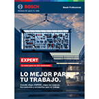 Un estante de herramientas Bosch Professional colgado, lleno de diversas herramientas y accesorios. Fondo industrial.