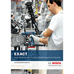 Un trabajador en una fábrica usa herramientas Bosch Professional en un entorno industrial.