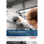 Un hombre usa una herramienta Bosch en una superficie blanca en un taller.