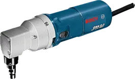 Bosch GNA 2.0 -nakertaja peltilevyn leikkaamiseen.