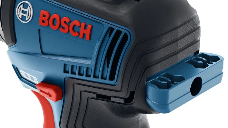 Bosch porakone, jossa on sivulle kiinnitetty teränpidin.