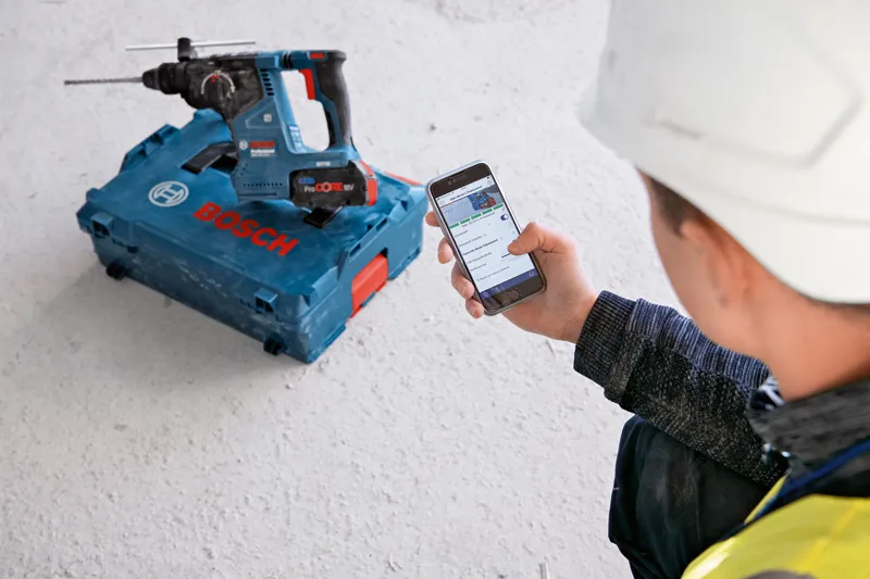 Työntekijä käyttää Bosch -työkalua.