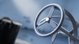 Metallinen sekoituslapa kiinnitettynä sekoitustyökaluun sisätiloissa.