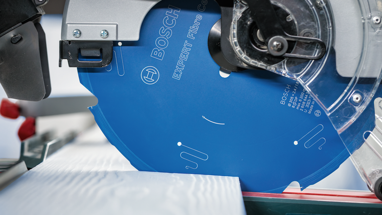 Pyöröterä leikkaamassa puupalaa.