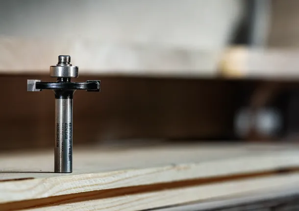 Jyrsinterä pystyasennossa pinotulle puulaudalle sisätiloissa.