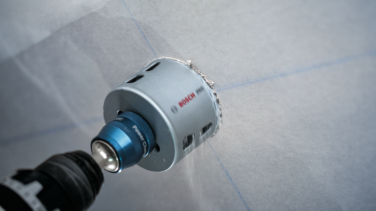 Reikäsaha poraa pyöreän aukon seinäpintaan.