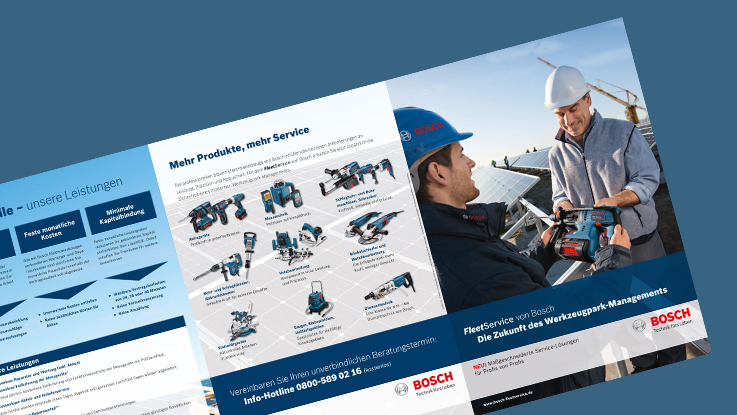 Bosch Professional työkalut esillä, kaksi miestä keskustelee aurinkopaneelien päällä.