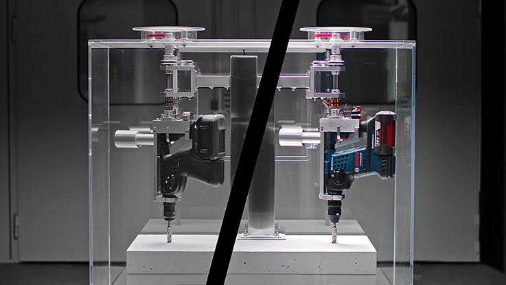 Kaksi Bosch Professional työkalua lasikotelossa, musta ja sininen vasara.