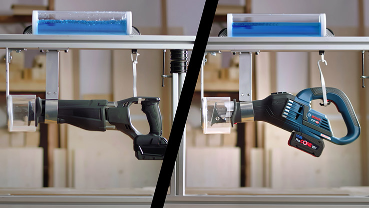 Kaksi Bosch Professional -akkutyökalua, musta ja sininen, roikkuvat taustalla.