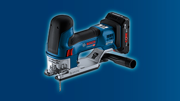 Sininen Bosch Professional akku-sirkkeli mustalla kahvalla, tummalla taustalla.