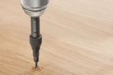 Foret réalisant un trou précis dans une surface en bois.