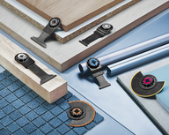 Lames et accessoires d'outils multifonctions oscillants présentés avec des matériaux comme le bois, le métal et le carrelage.