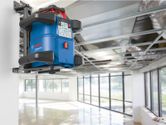 Outil de nivellement laser fixé sur un mur d'un bâtiment en construction.