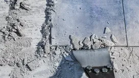Outil de retrait de carreaux brisant les carreaux de sol et les débris.