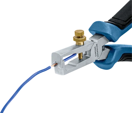Outil de dénudage de fil permettant de retirer l'isolant d'un fil électrique bleu.