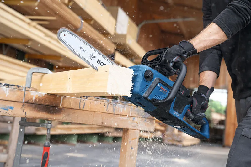 Tronçonneuse sans fil Bosch GKE18V-30 pour la coupe du bois.