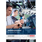 Un homme utilise un outil Bosch Professional dans un environnement de travail industriel.