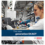 Une femme utilise une perceuse Bosch dans un environnement d'atelier moderne.