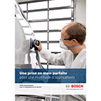 Un homme en blouse utilise un outil Bosch à l'intérieur d'un atelier lumineux.