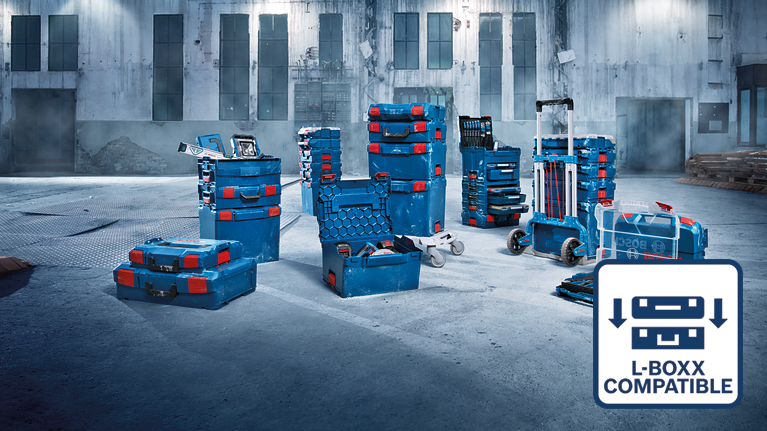 Boîtes à outils Bosch Professional bleues disposées dans un espace industriel.