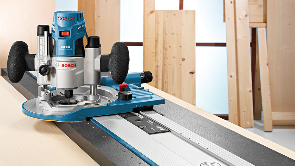 Une défonceuse Bosch Professional GKF 600 sur une surface de travail en bois.