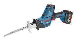 Scie sabre Bosch Professional bleue avec lame, sur fond blanc.