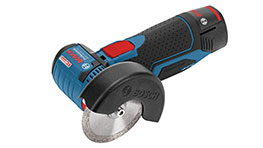 Une meuleuse Bosch Professional bleue avec un disque en métal.