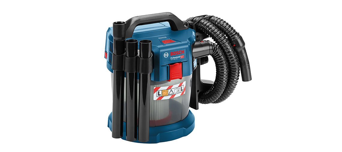 Aspirateur Bosch Professional bleu avec tuyaux noirs, posé sur un fond neutre.