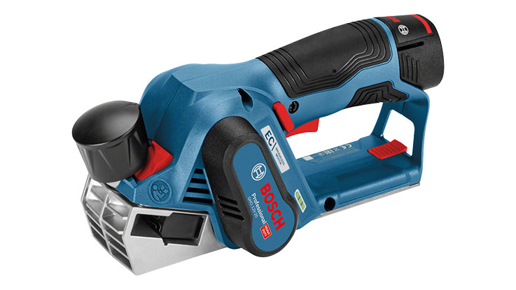 Une raboteuse Bosch Professional bleue sur un fond blanc.