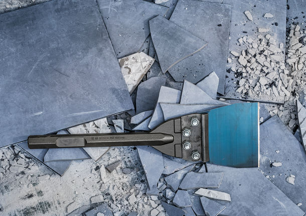 Ξύστρα δαπέδου Bosch PRO HEX 28 που αφαιρεί θραύσματα πλακιδίων.