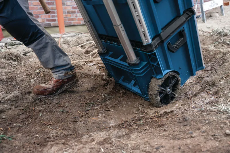 Σύστημα βαλίτσας μεταφοράς Bosch L-BOXX Contractor 476 σε λάσπη.