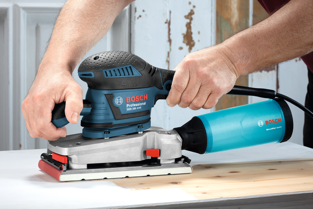 Bosch GSS 280 AVE brusilica s mikrofilterskim sustavom u upotrebi.