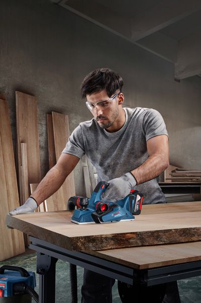 Bosch GHO 185-LI akumulatorska blanjalica za zaglađivanje drva.