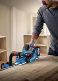 Bosch GHO 185-LI akumulatorska blanjalica za zaglađivanje drvene površine.