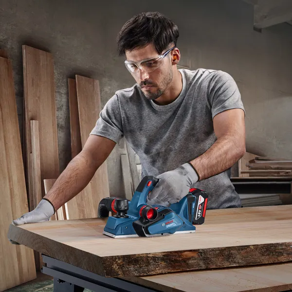 Bosch GHO 18V blanjalica koja se koristi za zaglađivanje drva.