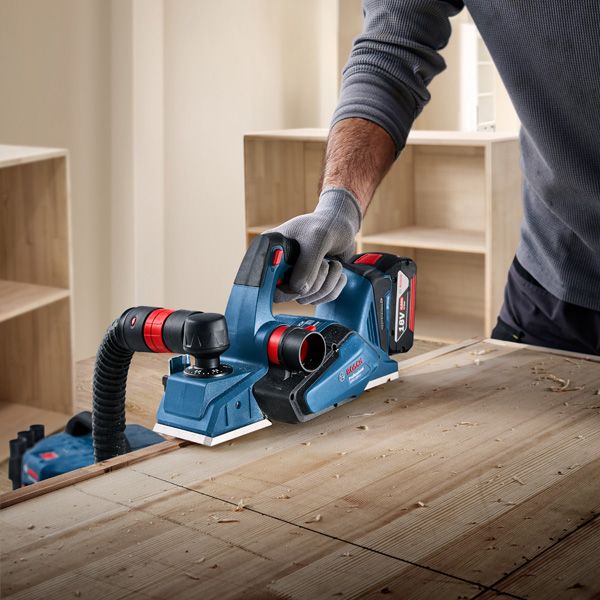 Bosch GHO 18V akumulatorska blanjalica s usisavanjem prašine.