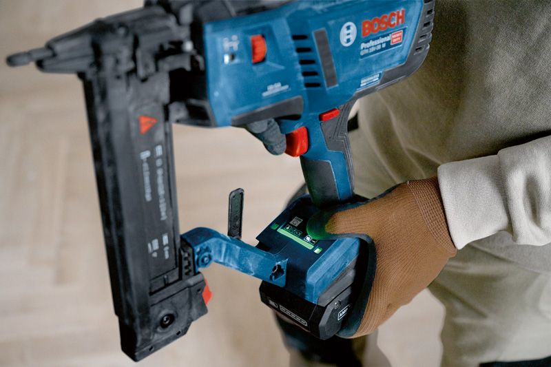 Osoba koja nosi zaštitnu opremu i koristi bežičnu klamericnu klamericu s uskom krunom.