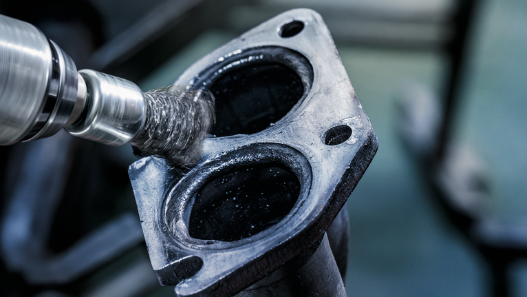 Žičana četka za čišćenje površine metalnog dijela motora.